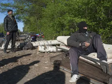 Milicianos prorrusos en un punto de control en Donetsk