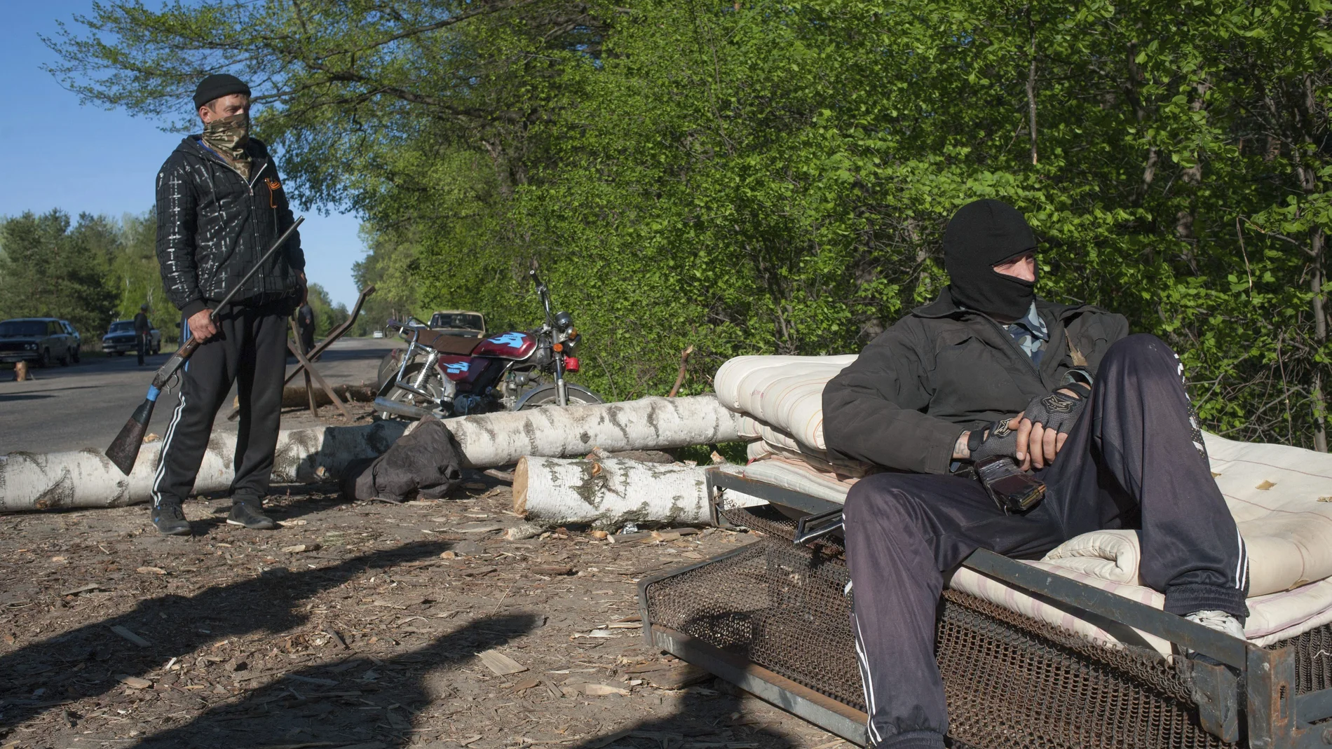 Milicianos prorrusos en un punto de control en Donetsk