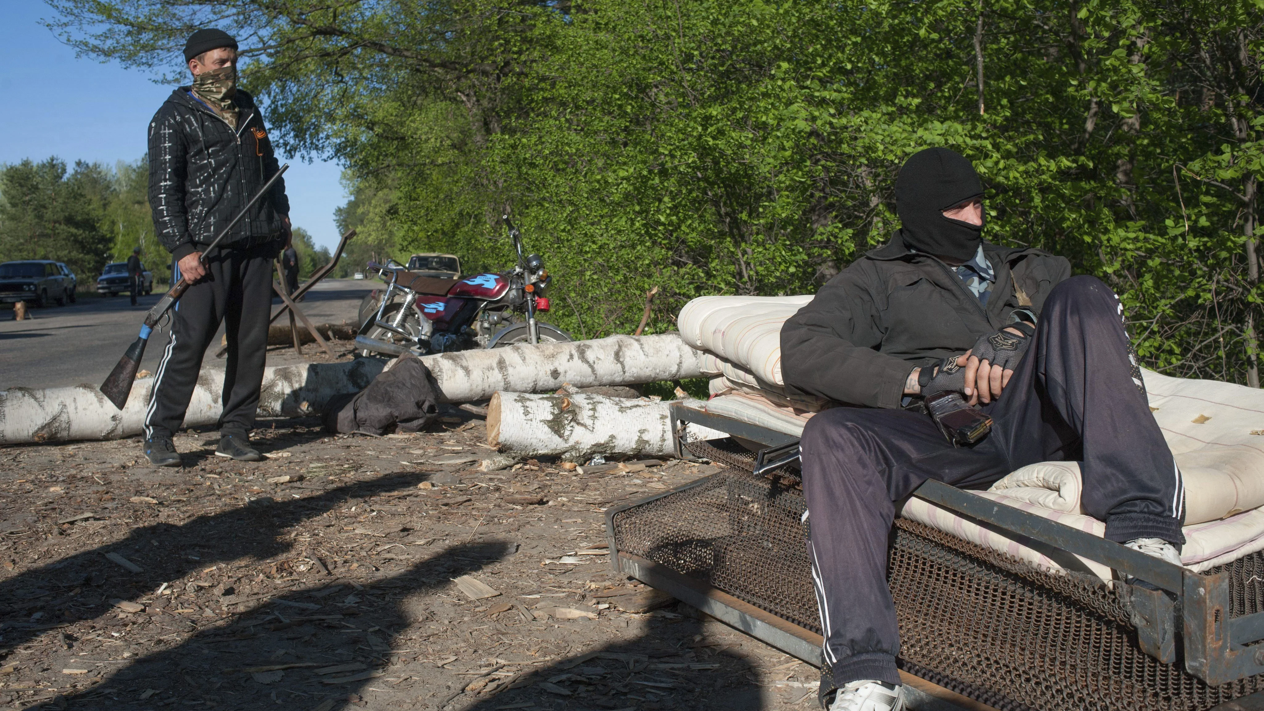Milicianos prorrusos en un punto de control en Donetsk