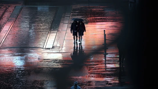 Personas caminan bajo la lluvia en París Personas caminan bajo la lluvia en París