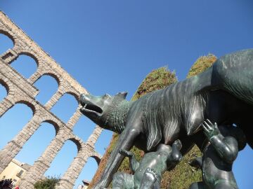 ¿Por qué hay una réplica de la Loba Capitolina de Roma en Segovia?