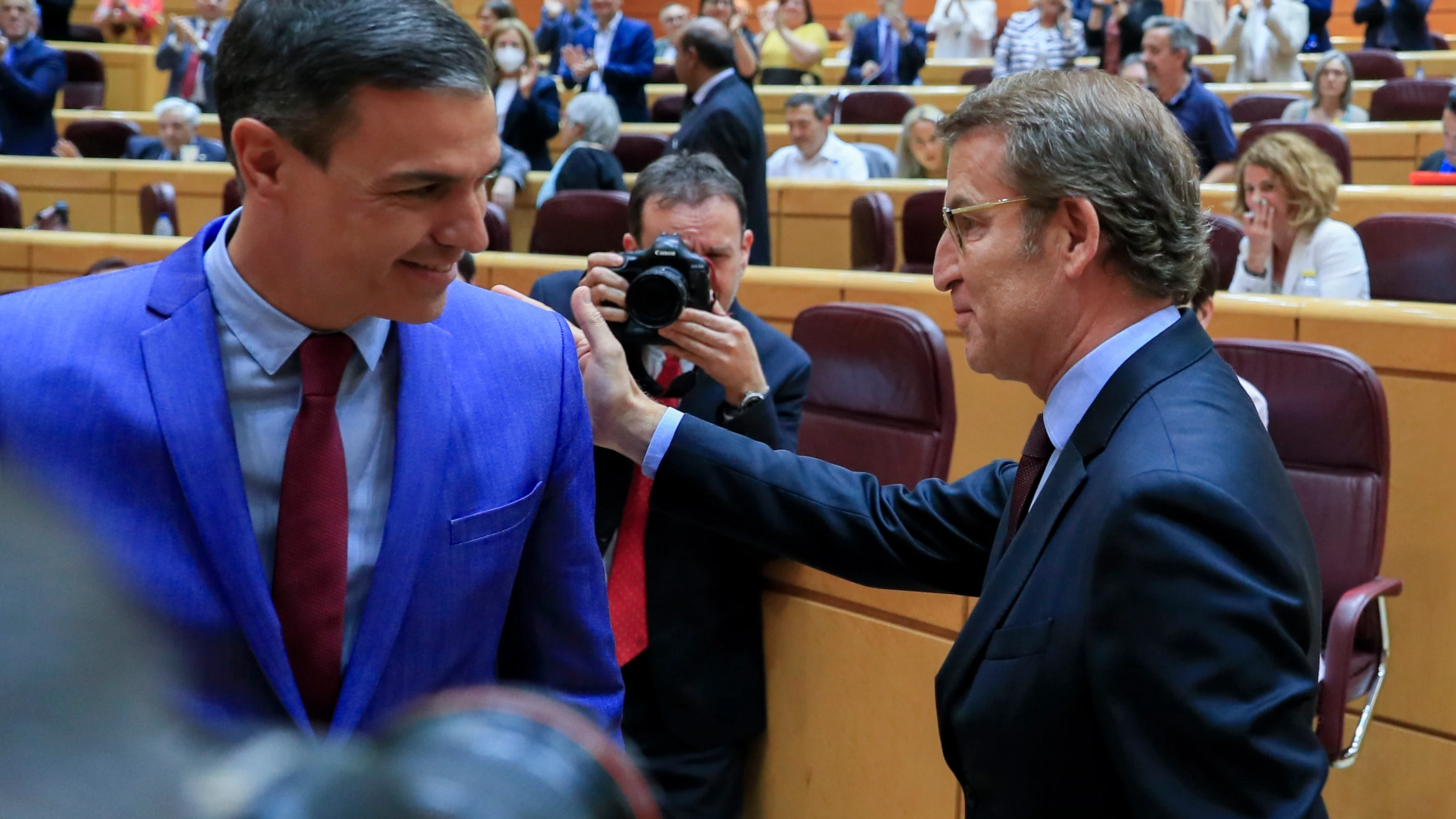 El presidente del gobierno Pedro Sánchez, y el líder del PP Alberto Nuñez Feijóo, durante la sesión de control este martes en la Cámara Alta en Madrid.