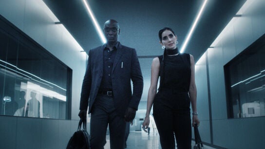 Lance Reddick como Albert y Paola Nuñez como Evelyn en 'Resident Evil'