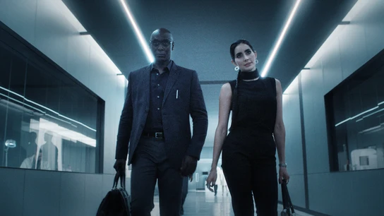 Lance Reddick como Albert y Paola Nuñez como Evelyn en 'Resident Evil' Lance Reddick como Albert y Paola Nuñez como Evelyn en 'Resident Evil'