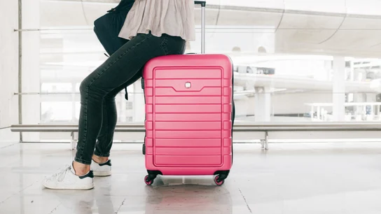 Imagen de archivo de una persona con una maleta en el aeropuerto Imagen de archivo de una persona con una maleta en el aeropuerto