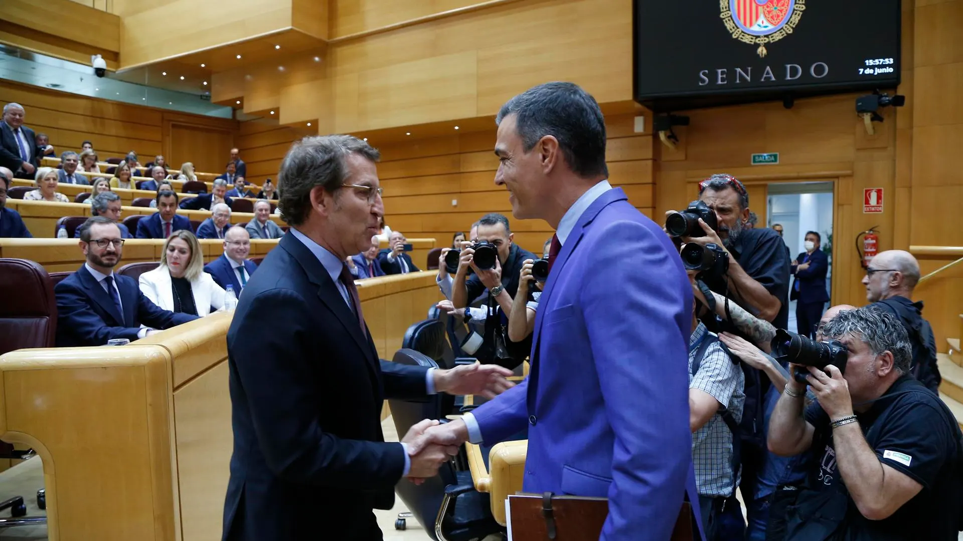 Alberto Núñez Feijóo y Pedro Sánchez se saludan en el Senado