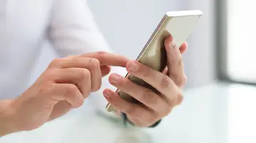 Persona con móvil realizando una llamada