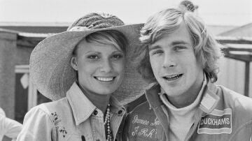 James Hunt, junto a su mujer Suzy Miller