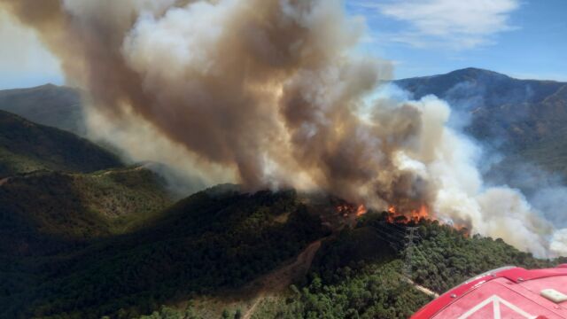 Imagen del incendio en Pujerra (Málaga) difundida por el Servicio de Extinción de Incendios Forestales de Andalucía