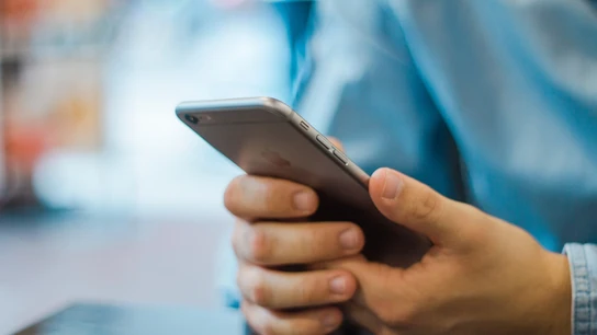 Fotografía de archivo de una persona mientras usa su telefóno móvil. Alerta de la Guardia Civil: estos son los prefijos a los que no debes llamar por teléfono