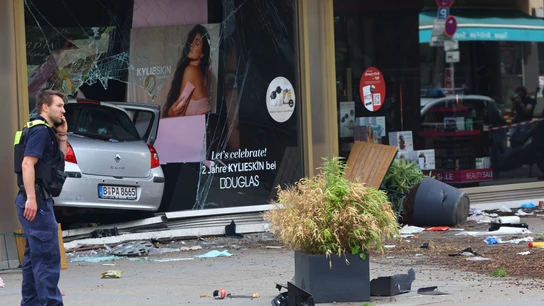 Imagen del vehículo con el que un conductor ha arrollado a varios peatones en Berlin. Imagen del vehículo con el que un conductor ha arrollado a varios peatones en Berlin.