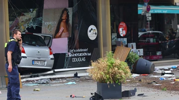 Imagen del vehículo con el que un conductor ha arrollado a varios peatones en Berlin.