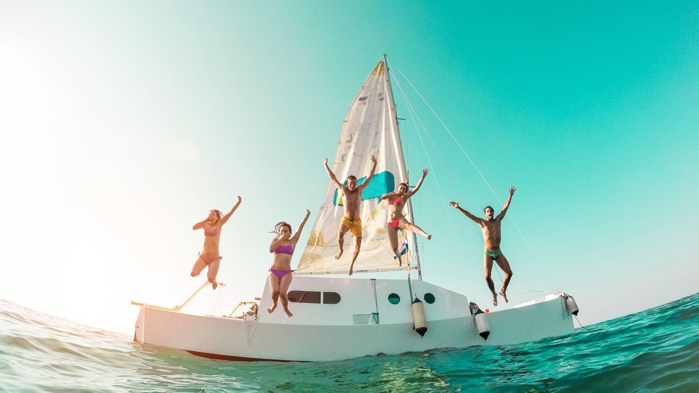 Amigos en un barco en Ibiza