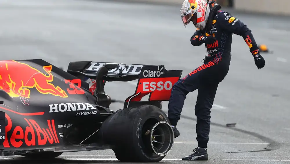 Verstappen pega una patada al neumático que provocó su abandono