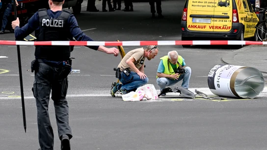 Los investigadores de la policía trabajan en la escena donde un automóvil atropelló a una multitud de personas en el centro de Berlín. Los investigadores de la policía trabajan en la escena donde un automóvil atropelló a una multitud de personas en el centro de Berlín.