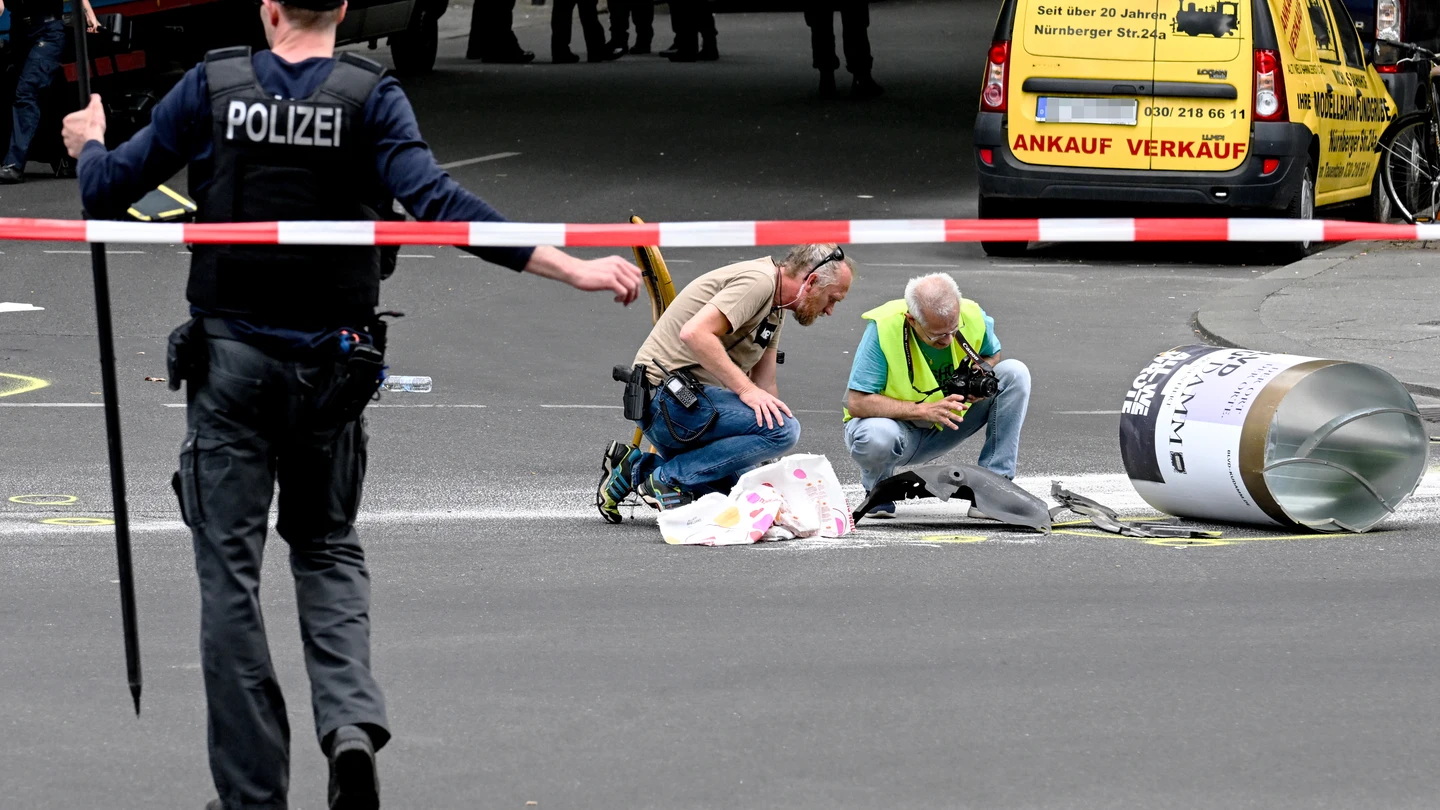 Los investigadores de la policía trabajan en la escena donde un automóvil atropelló a una multitud de personas en el centro de Berlín. Los investigadores de la policía trabajan en la escena donde un automóvil atropelló a una multitud de personas en el centro de Berlín.