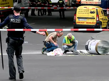 Los investigadores de la policía trabajan en la escena donde un automóvil atropelló a una multitud de personas en el centro de Berlín.