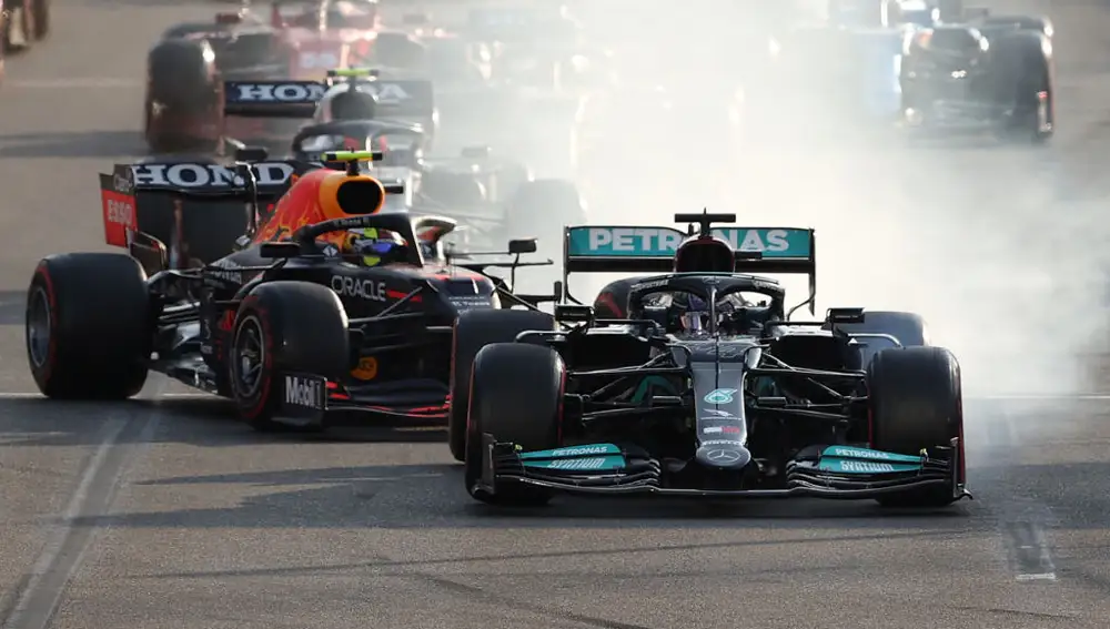 Hamilton se pasa de frenada en la resalida del GP de Azerbaiyán 2021