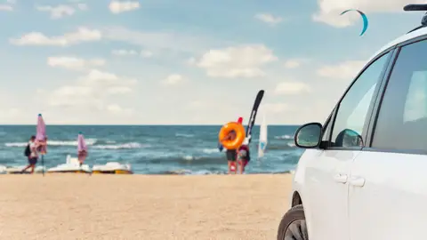 coche en la playa coche en la playa