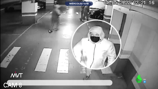 Las imágenes que muestran el modus operandi de los ladrones en Pedralbes (Barcelona): así roban un coche y una moto de un garaje Las imágenes que muestran el modus operandi de los ladrones en Pedralbes (Barcelona): así roban un coche y una moto de un garaje