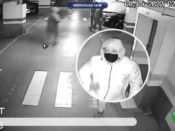 Las imágenes que muestran el modus operandi de los ladrones en Pedralbes (Barcelona): así roban un coche y una moto de un garaje