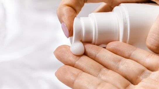 Sí, te aplicas mal la crema solar: 5 claves de los dermatólogos para evitar quemaduras Sí, te aplicas mal la crema solar: 5 claves de los dermatólogos para evitar quemaduras
