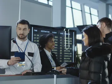 Control de papeles en un aeropuerto Control de papeles en un aeropuerto