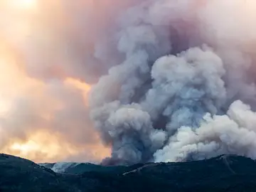 Vista del incendio forestal de Pujerra (Málaga), declarado este miércoles en el Paraje de la Resinera
