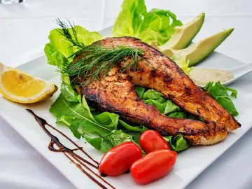 plato de salmón con ensalada plato de salmón con ensalada
