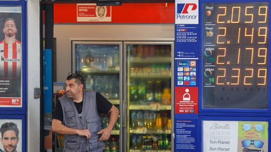 Una persona tras pagar el combustible este jueves en una gasolinera de Bilbao. Una persona tras pagar el combustible este jueves en una gasolinera de Bilbao.