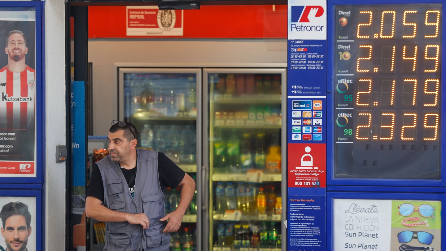 Una persona tras pagar el combustible este jueves en una gasolinera de Bilbao. Una persona tras pagar el combustible este jueves en una gasolinera de Bilbao.
