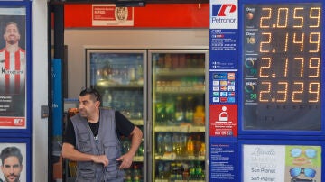 Una persona tras pagar el combustible este jueves en una gasolinera de Bilbao.
