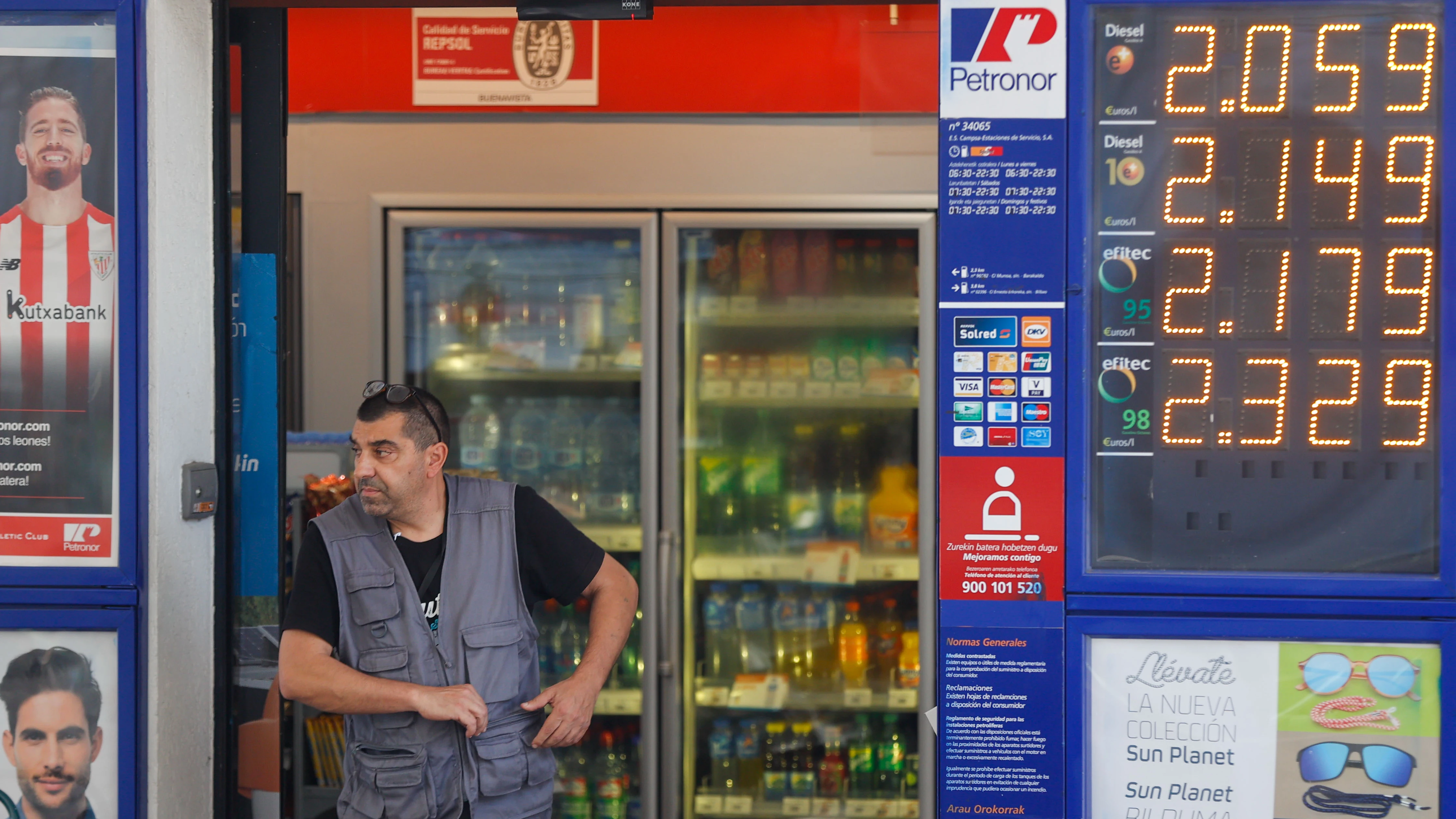 Una persona tras pagar el combustible este jueves en una gasolinera de Bilbao.