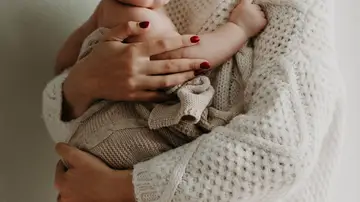 Bebé en brazos de su madre