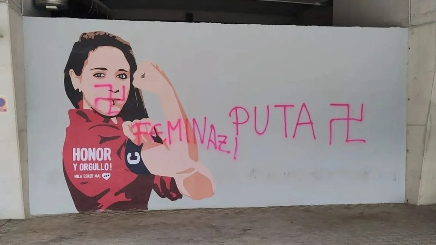 Pintadas machistas con insultos y esvásticas en el mural de Mai Garde en El Sadar Pintadas machistas con insultos y esvásticas en el mural de Mai Garde en El Sadar