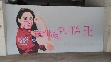 Pintadas machistas con insultos y esvásticas en el mural de Mai Garde en El Sadar