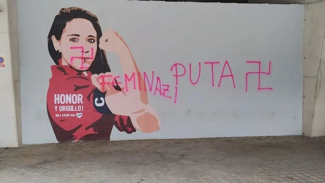 Pintadas machistas con insultos y esvásticas en el mural de Mai Garde en El Sadar