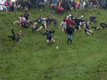 Un hombre se rompe una pierna durante la carrera del queso rodante 2022 Un hombre se rompe una pierna durante la carrera del queso rodante 2022