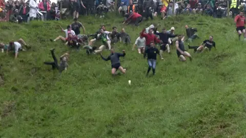 Un hombre se rompe una pierna durante la carrera del queso rodante 2022 Un hombre se rompe una pierna durante la carrera del queso rodante 2022