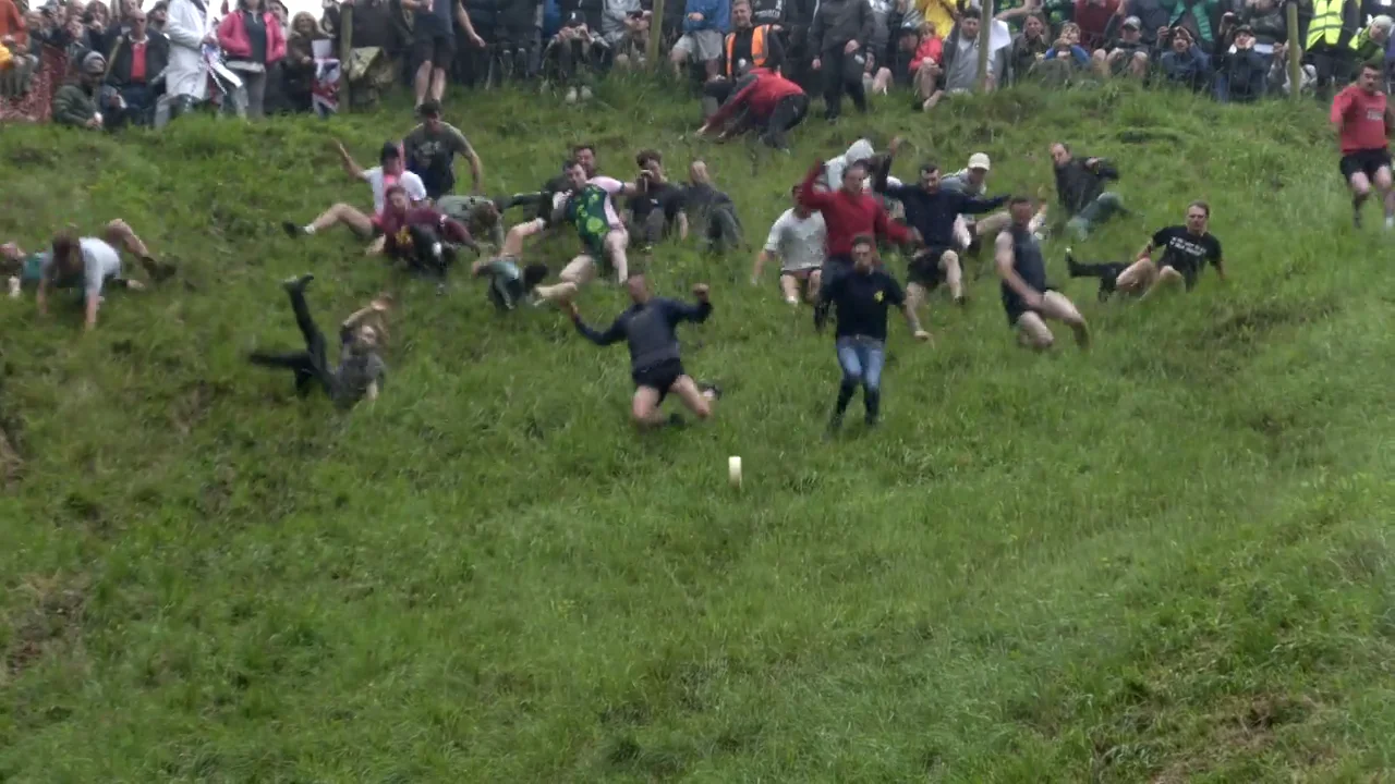 Un hombre se rompe una pierna durante la carrera del queso rodante 2022 Un hombre se rompe una pierna durante la carrera del queso rodante 2022