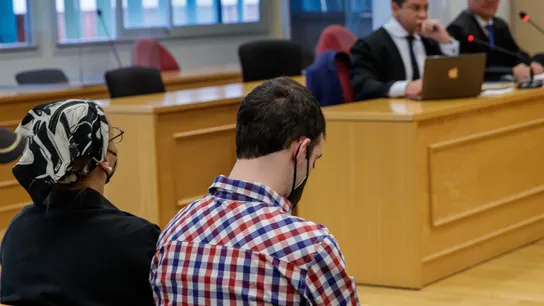 El Cuco, junto a su madre, Rosalía García, sentados en la sala del juzgado de Sevilla. Quién es la madre del Cuco y qué tiene que ver en el caso de Marta del Castillo