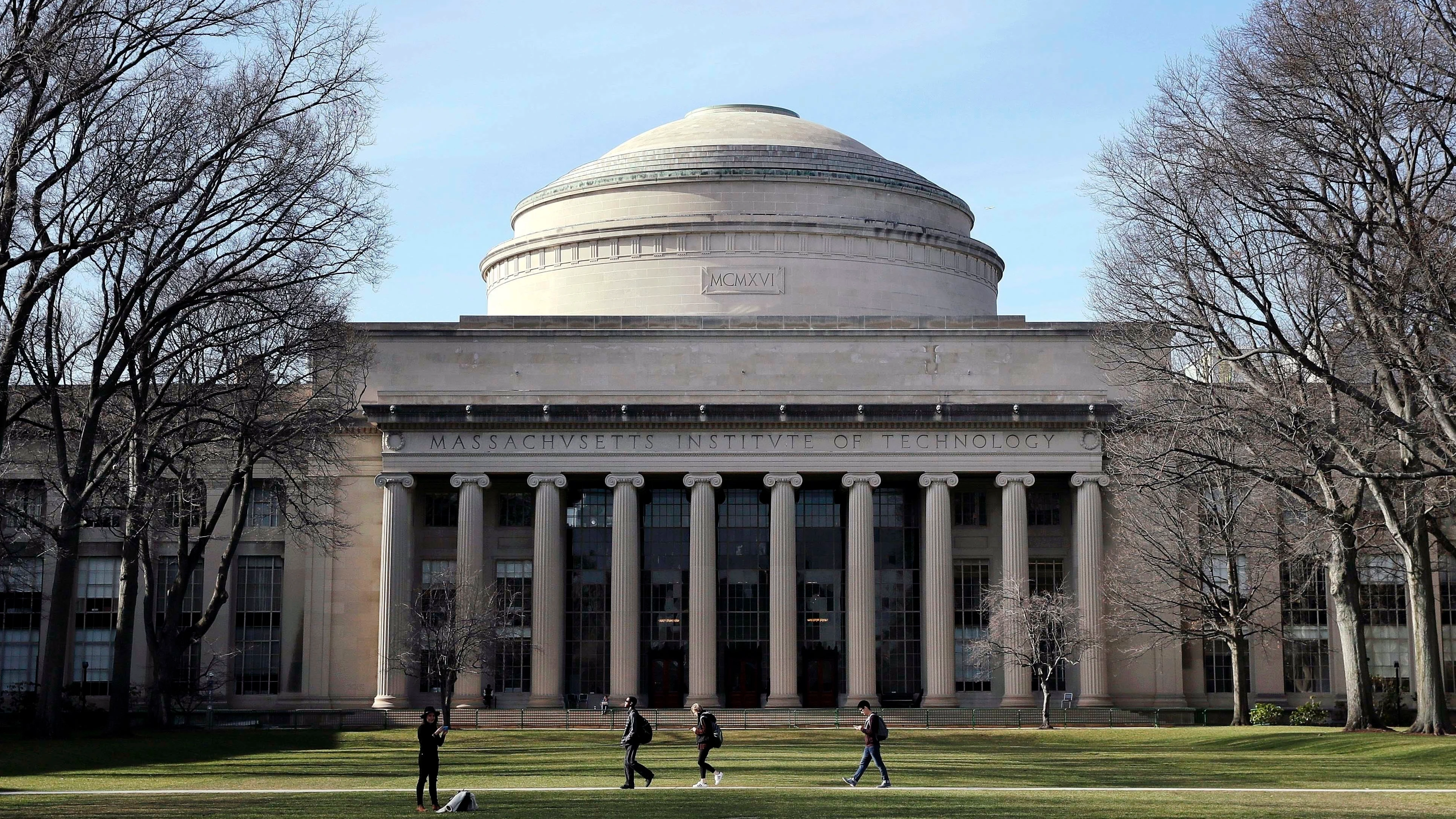 Los estudiantes pasan junto a la 'Gran Cúpula' del Edificio 10 del Instituto de Tecnología de Massachusetts en Cambridge, Massachusetts.