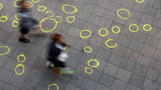 Peatones caminan sobre la zona en la que se produjo el atropello masivo en Berlín, con marcas policiales en el suelo Peatones caminan sobre la zona en la que se produjo el atropello masivo en Berlín, con marcas policiales en el suelo