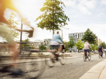 Gente en bici por una ciudad