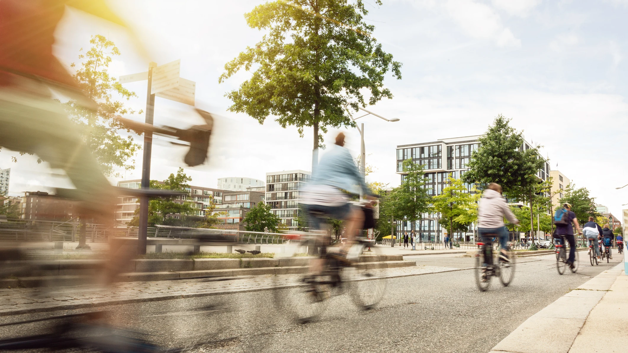 Gente en bici por una ciudad Gente en bici por una ciudad