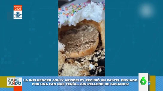 La sorpresa viral de una influencer cuando recibe una tarta de cumpleaños de una fan ¡rellena de gusanos! La sorpresa viral de una influencer cuando recibe una tarta de cumpleaños de una fan ¡rellena de gusanos!