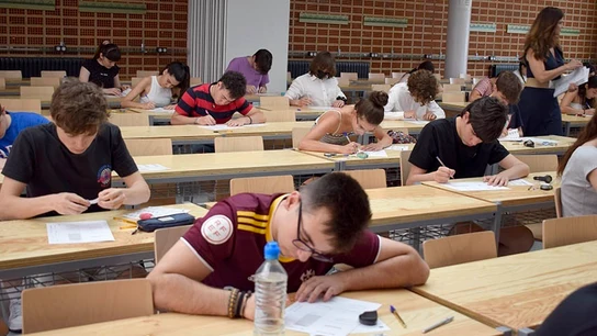 Estudiantes durante la prueba de acceso a la universidad Estudiantes durante la prueba de acceso a la universidad