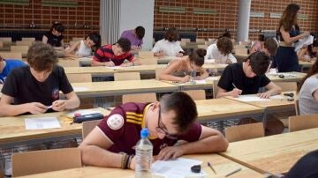 Estudiantes durante la prueba de acceso a la universidad