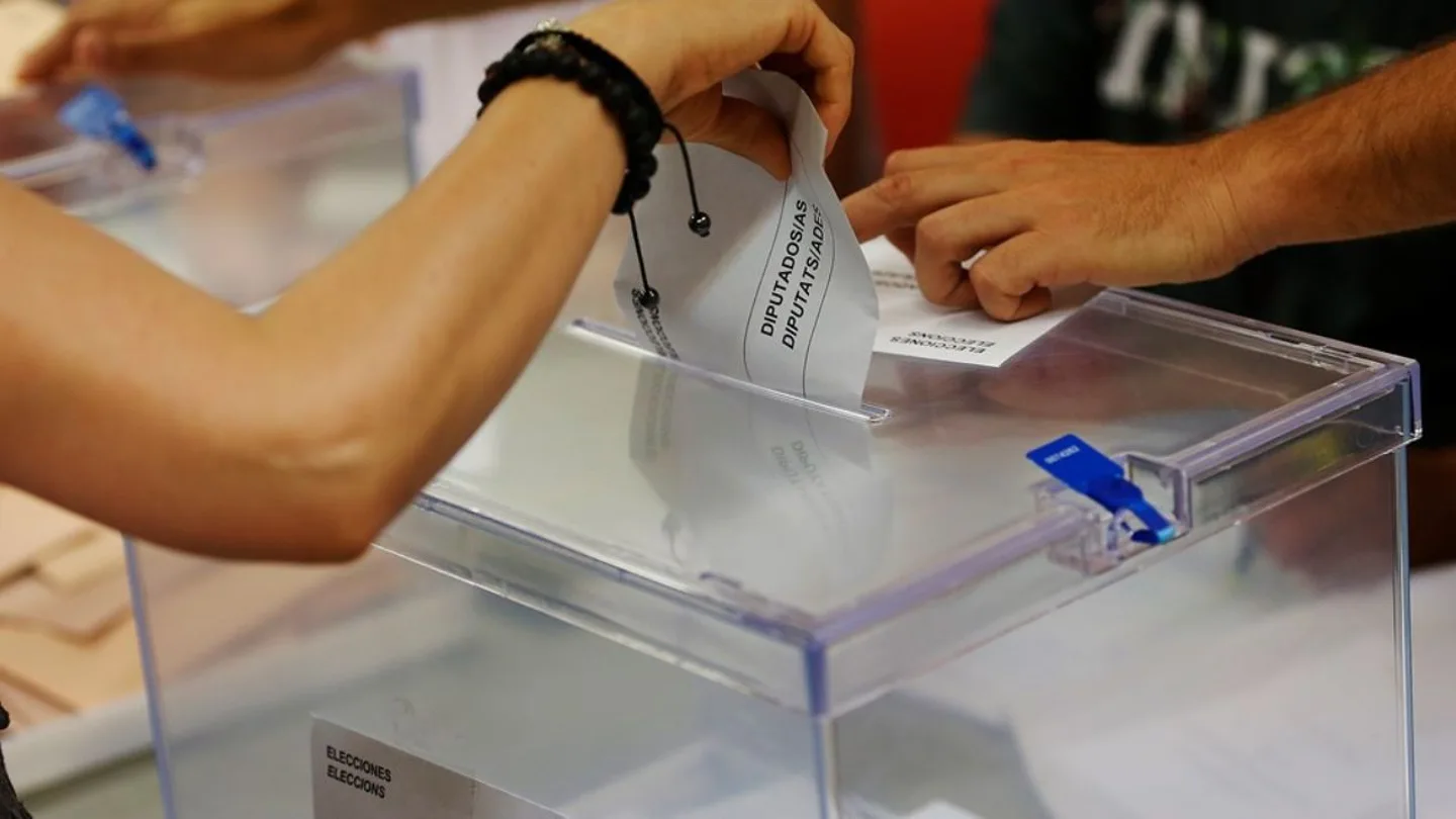 Una persona votando A quién beneficia el voto en blanco, el voto nulo y la absteción