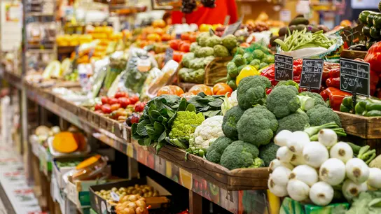Vista del precio de las verduras en un mercado de Madrid, en una imagen de archivo Vista del precio de las verduras en un mercado de Madrid, en una imagen de archivo